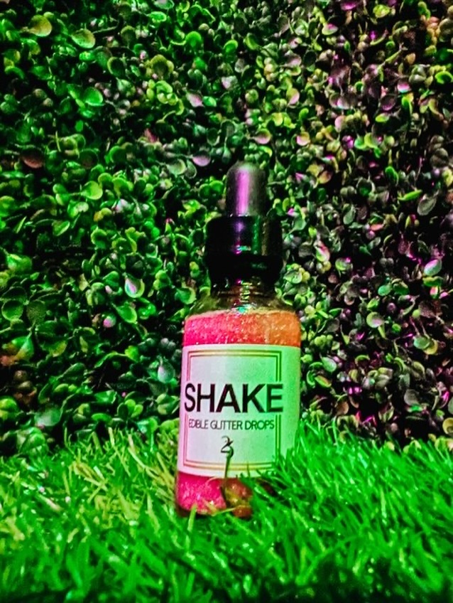 Serving botanical energy with a side of sparkle.
🌿✨ Microdose magic, fresh from the garden.
#shakeitup #thcdrops #cannabisreimagined #plantpower #glitterwithbenefits #edibleglitter #microdosemoment #thclifestyle